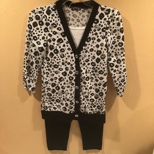 Girls top w/leggings.